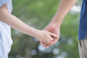 手をつなぐ夫婦