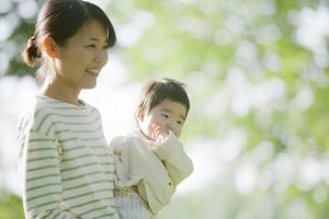 子宝を抱くお母さん