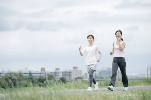ウォーキングする女性