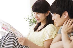一緒に雑誌を見る夫婦