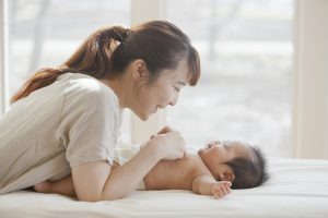 赤ちゃんを可愛がるお母さん